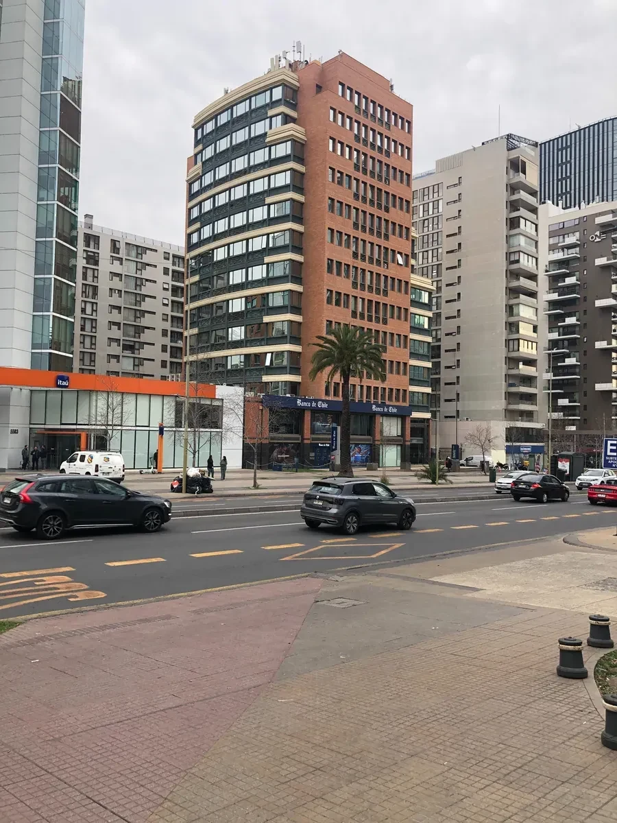 Edificio de las oficinas de Easy Tech Global en Avenida Apoquindo 5555, Las Condes, Santiago de Chile