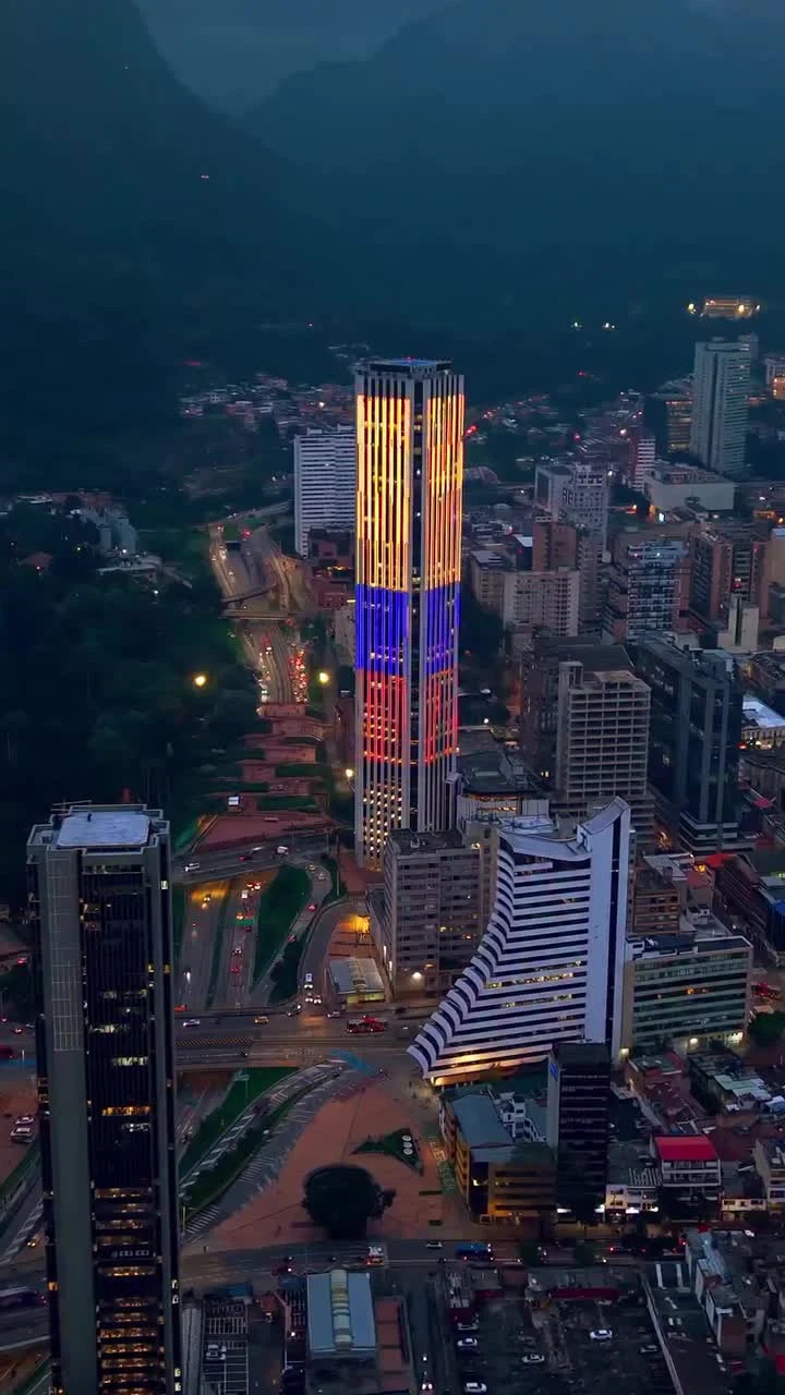Torre AXA Colpatria iluminada al anochecer en Bogotá, sede de Easy Tech Global Colombia